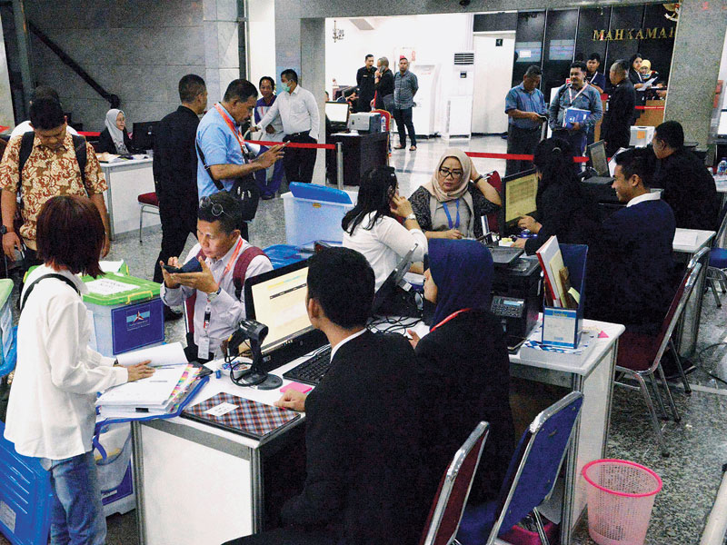 Perwakilan dari partai politik mengecek berkas alat bukti tambahan permohonan perselisihan hasil pemilihan umum 2019 di Gedung MK, Jakarta.