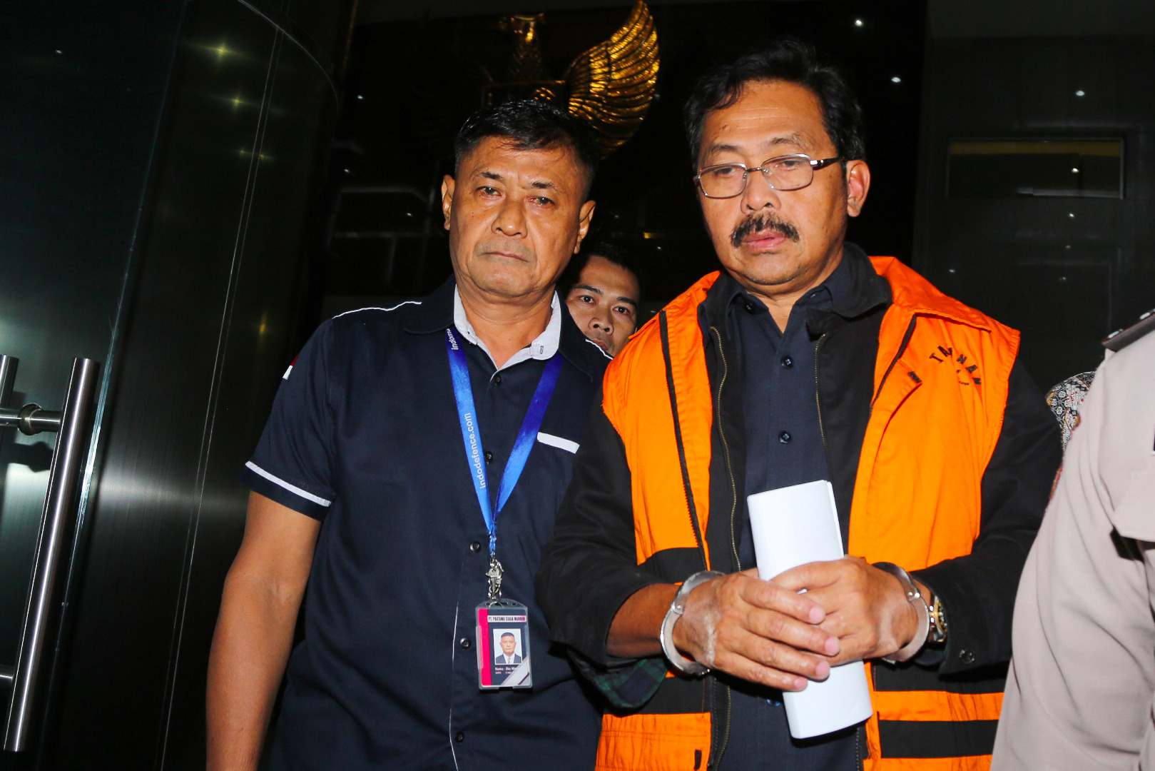 Gubernur Kepulauan Riau Nurdin Basirun (kanan) 