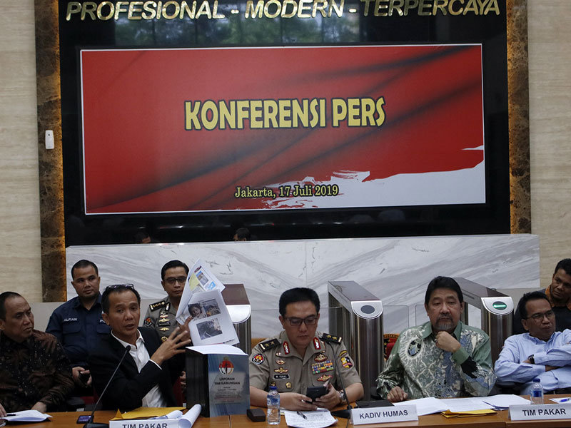 Ketua Tim Gabungan Pencari Fakta (TGPF) Kasus Novel Baswedan, Nur Kholis (dua kiri) bersama Kadiv Humas Polri Irjen Pol M. Iqbal (dua kanan)