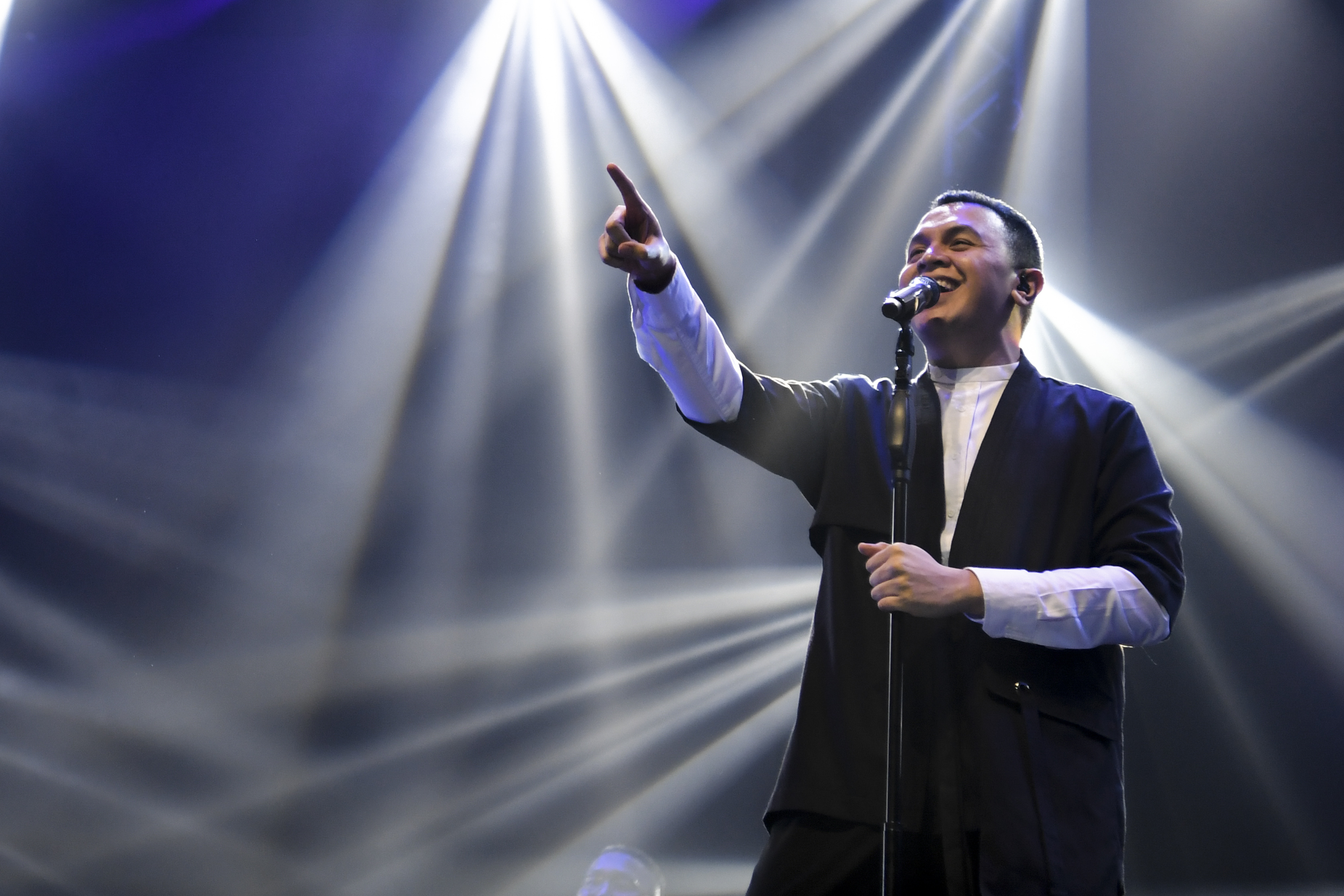 Penyanyi Tulus tampil saat konser yang bertajuk One Intimate Night Show di The Kasablanka Hall