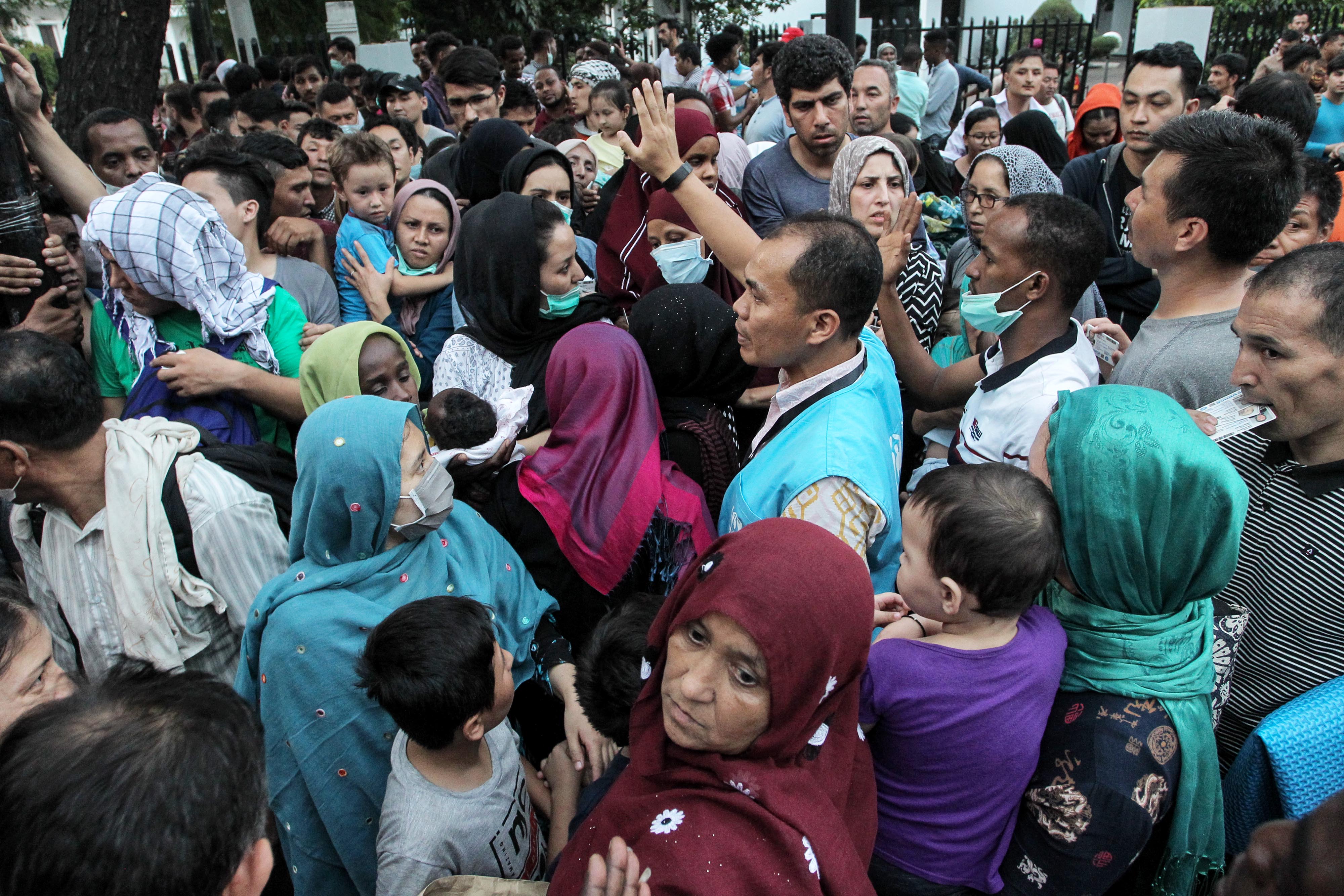 Pemprov  DKI Jakarta memindahkan pencari suaka dari Afganistan, Somalia, Sudan, dan Pakistan ke lahan bekas Kodam Kalideres, Jumat (12/7).