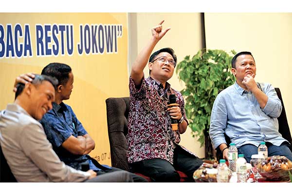 moderator diskusi Mirwan Vauly, peneliti Formappi Lucius Karus, Direktur Eksekutif Indikator Politik Burhanuddin Muhtadi, dan Ketua DPP Part
