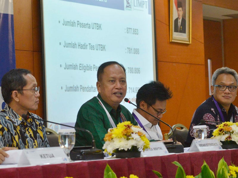 Menristek Dikti M Nasir (ketiga dari kanan) memberikan keterangan hasil SBMPTN di Gedung Ristekdikti, Jakarta.