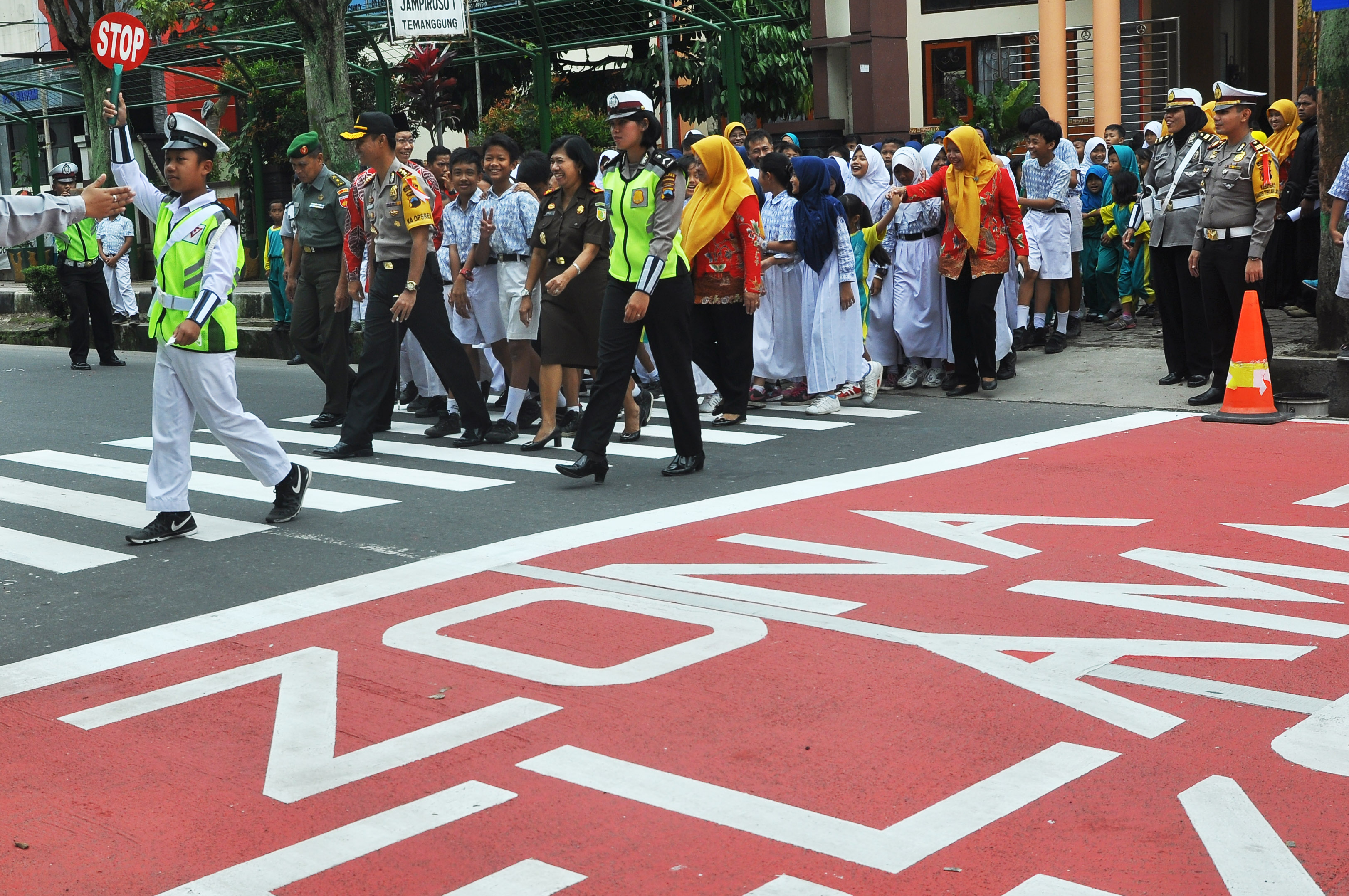 Peresmian Zona Selamat Sekolah (ZoSS) di jalan utama kota Temanggung, Jawa Tengah, Rabu (7/2).