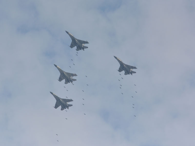 Pesawat tempur Sukhoi Su-27/30 mengikuti latihan demo penembakan udara (Fire Power Demo) di Air Weapon Range Pandanwangi, Lumajang.