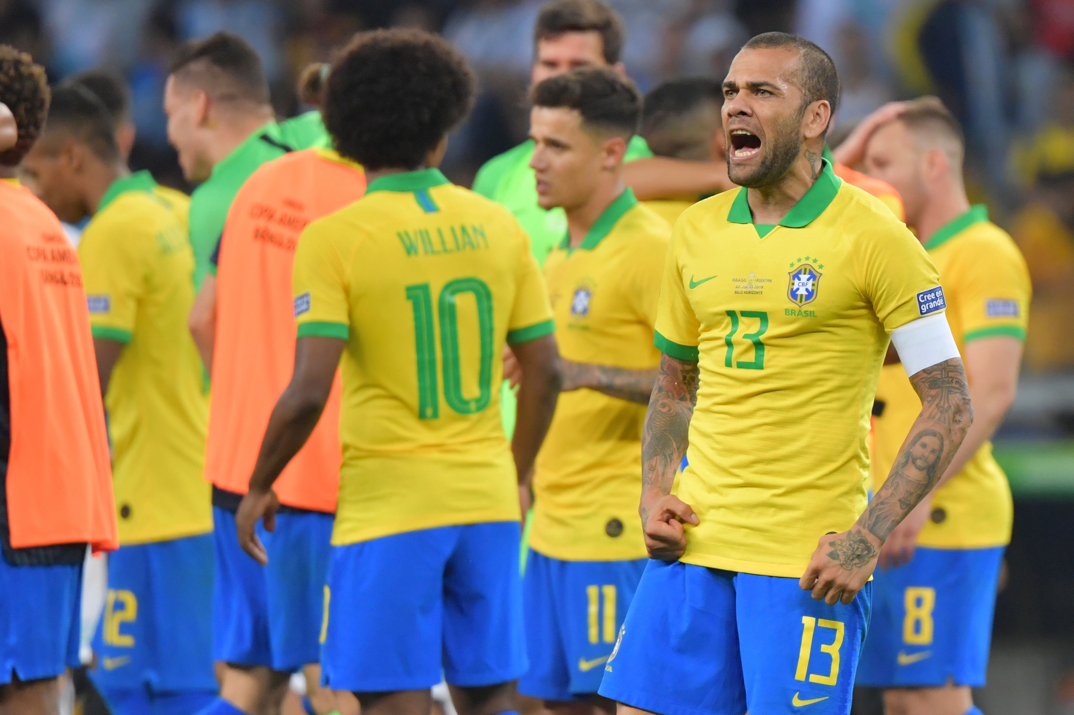 Dani Alves (kanan) dari Brasil dan rekan satu timnya merayakan setelah mengalahkan Argentina 2-0 