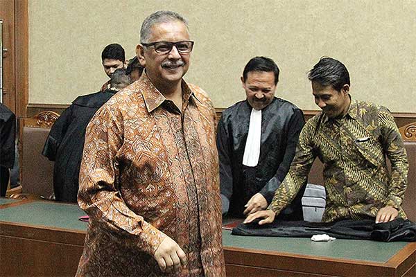 Terdakwa kasus dugaan suap proyek PLTU Riau-1 Sofyan Basir seusai menjalani sidang pembacaan putusan sela di Pengadilan Tipikor, Jakarta