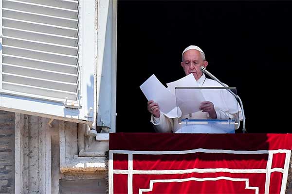 Paus Fransiskus berpidato di hadapan ribuan orang di Lapangan Santo Petrus, Vatikan, Minggu 30 Juni 2019. 