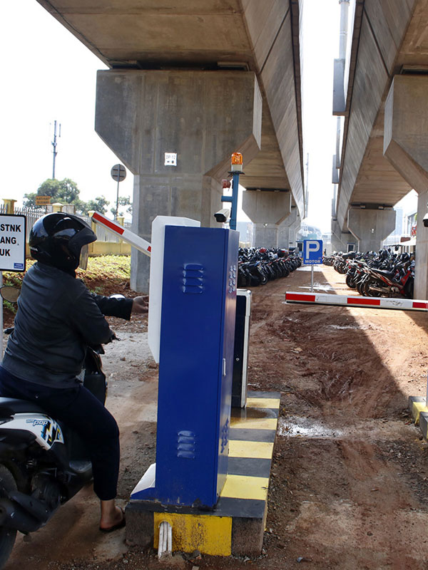 Kendaraan motor parkir di park and ride Lebak Bulus, Jakarta.