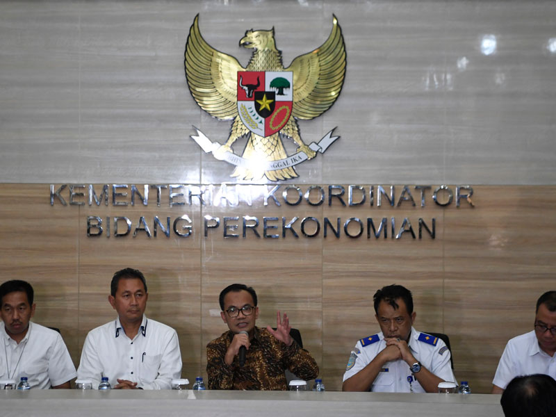 Pemerintah menyampaikan hasil rapat dengan Menko Perekonomian dan Menteri Perhubungan di Jakarta.