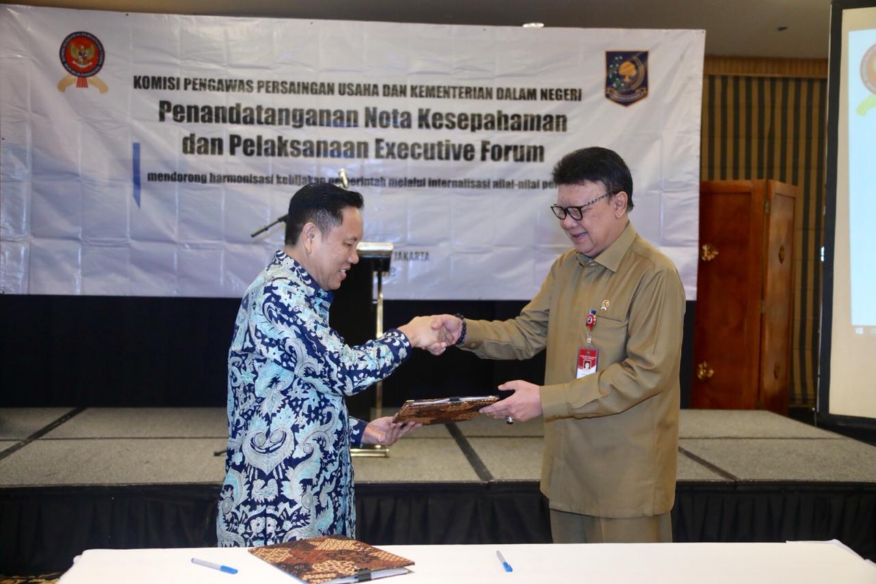 Mendagri Tjahjo Kumolo (kanan) berjabat tangan dengan  Ketua KPPU, Kurnia Toha usai penandatanganan MoU di Jakarta, Senin (1/7). 