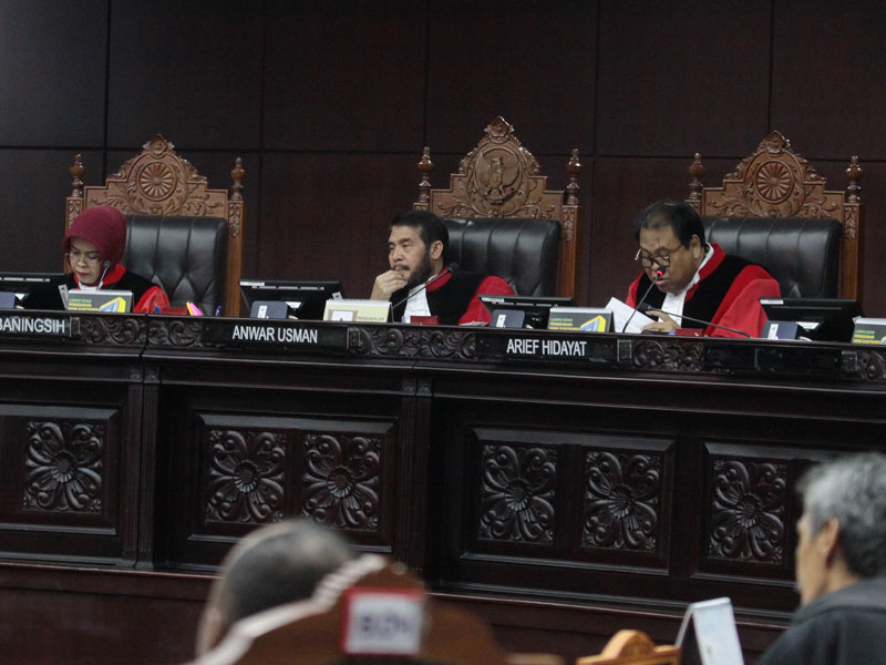 Mahkamah Konsititusi (MK) Anwar Usman (tengah) didampingi hakim konstitusi Enny Nurbaningsih (kiri) dan Arief Hidayat.