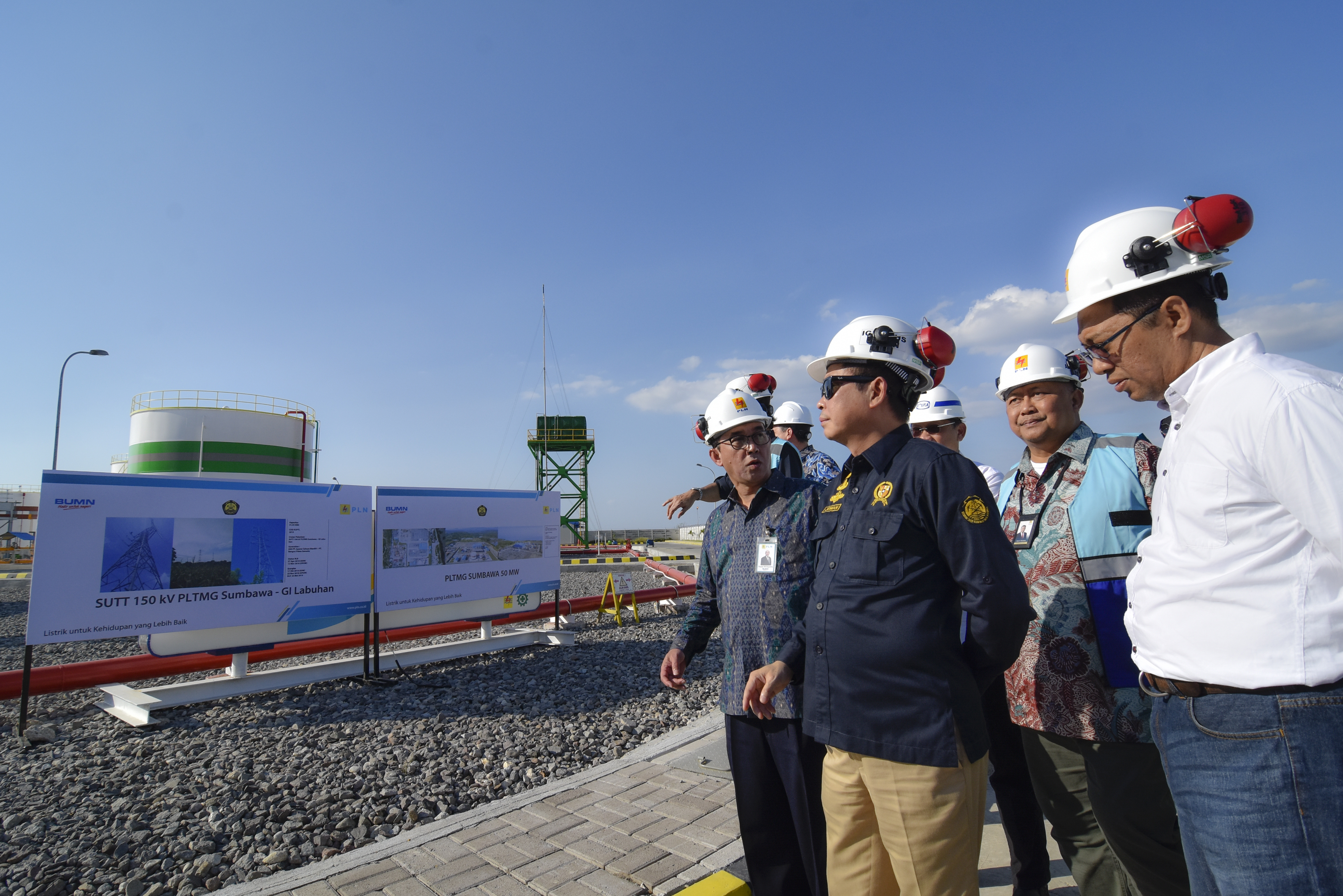 Menteri Energi dan Sumber Daya Mineral (ESDM) Ignasius Jonan (kedua kiri) meninjau Pembangkit Listrik Tenaga Mesin Gas (PLTMG)