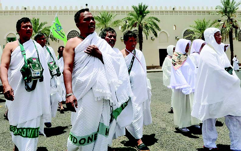 Jemaah haji yang akan akan berangkat ke Mekah mampir di Masjid Bir Ali untuk mengambil miqat