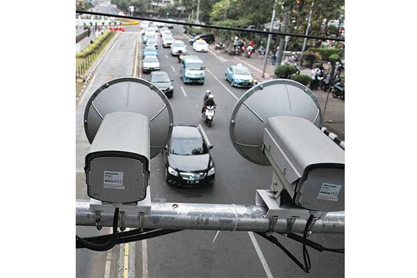 Kamera pengawas atau CCTV terpasang di JPO Jalan Medan Merdeka Barat, Jakarta, pekan lalu.