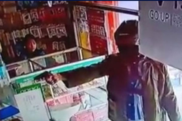 Satu orang perampok tertangkap kamera CCTV sedang menodongkan senjata ke petugas toko ponsel di Tangerang. 