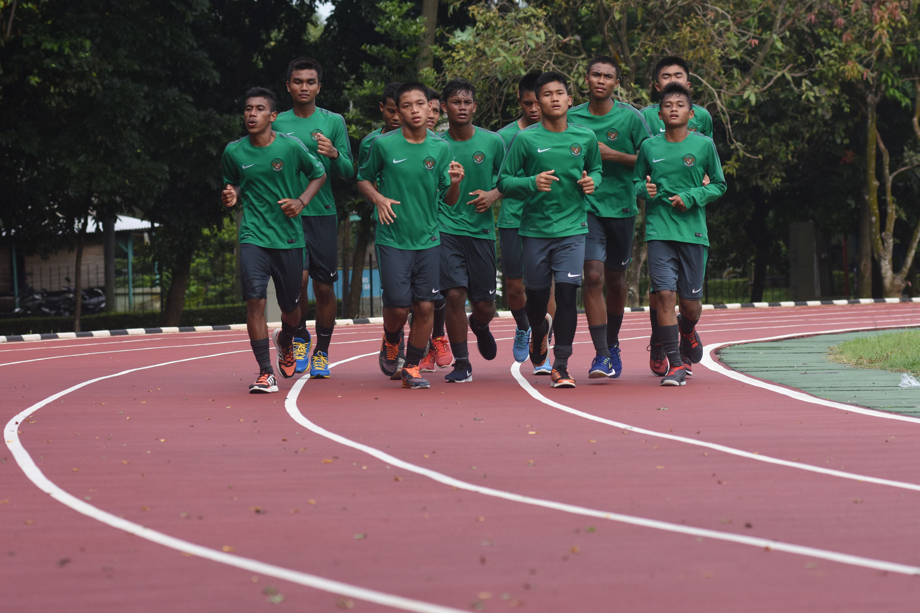 Sejumlah pemain Timnas U-16 mengikuti latihan ketahanan fisik di Stadion Atang Sutresna, Cijantung, Jakarta.