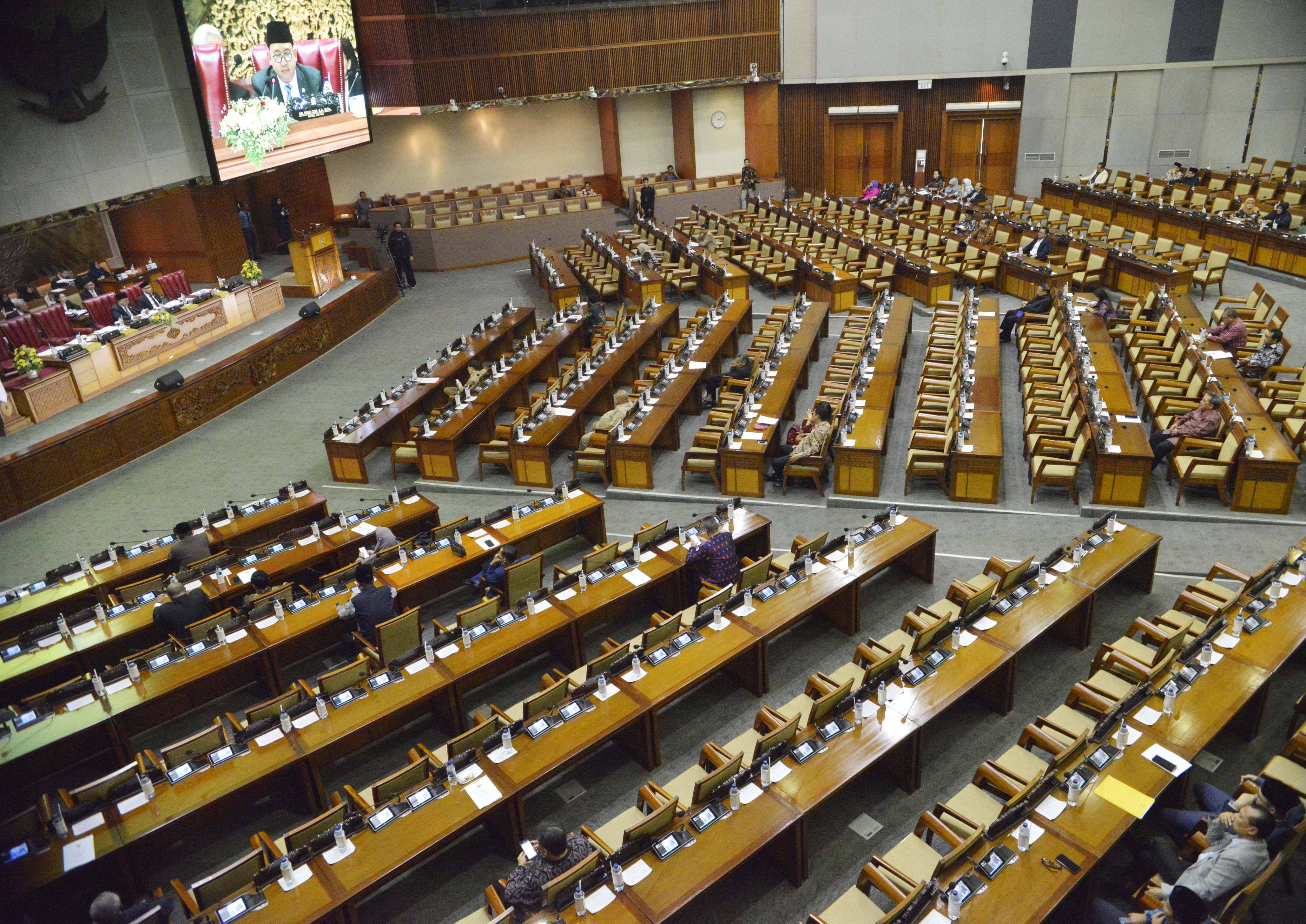 Suasana Rapat Paripurna DPR RI di Kompleks Parlemen, Senayan, Jakarta, Selasa (11/6).
