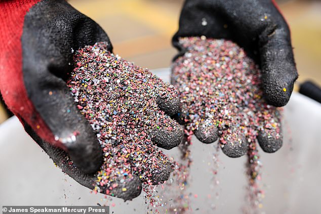 Plastik terlebih dulu dincincang sebelum dibakar.