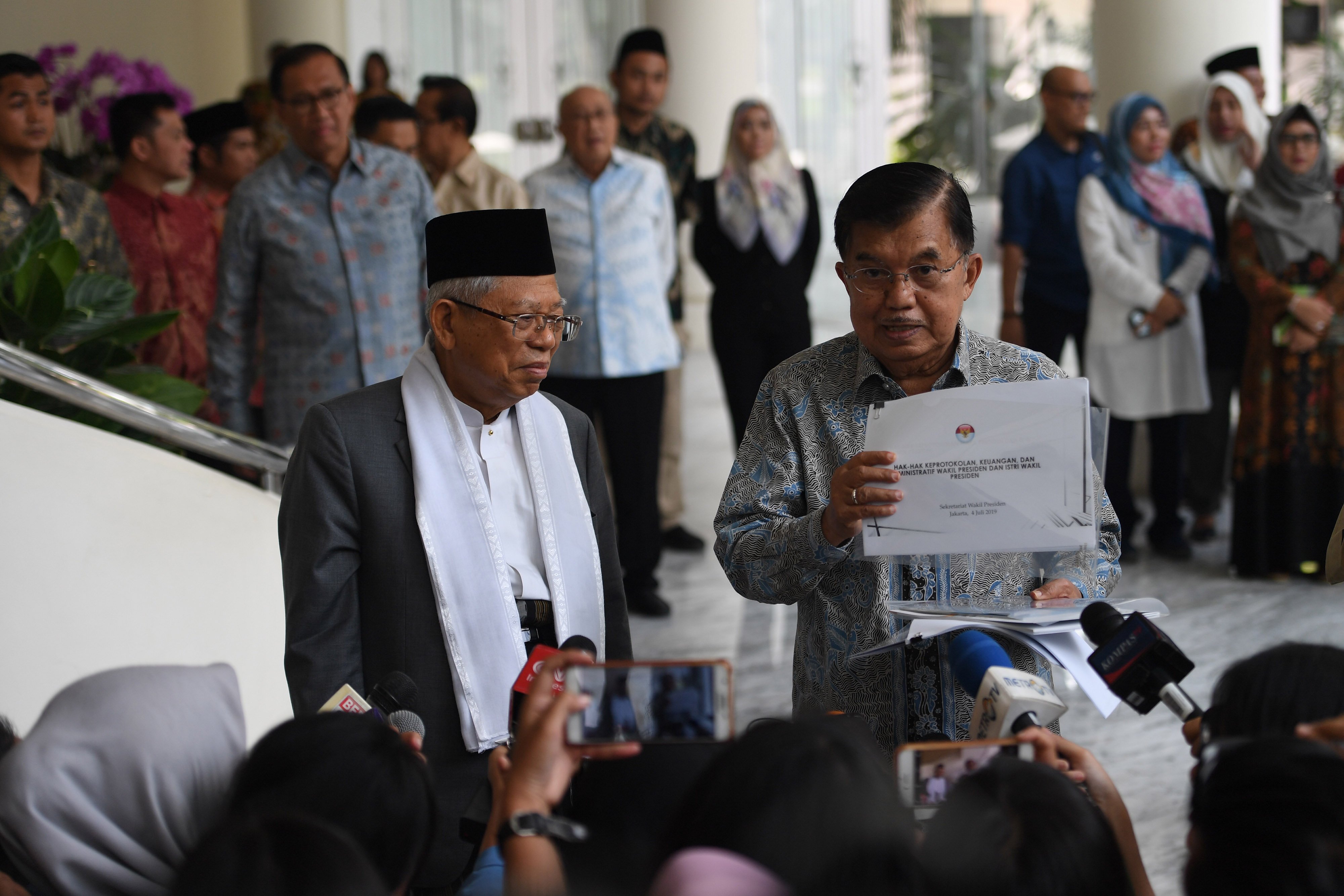  Wakil Presiden Jusuf Kalla (kanan) menunjukkan dokumen yang akan diserahkan kepada Wakil Presiden terpilih KH Ma'ruf Amin, Kamis (4/7)