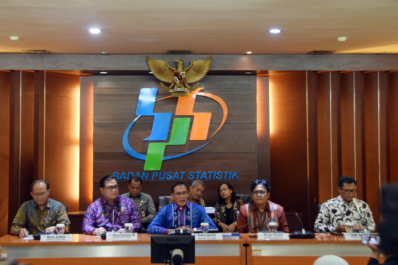 Kepala BPS Suhariyanto didampingi Deputi Bidkor Poldagri Kemenko Polhukam Wawan Kustiawan saat memberi keterangan pers. 