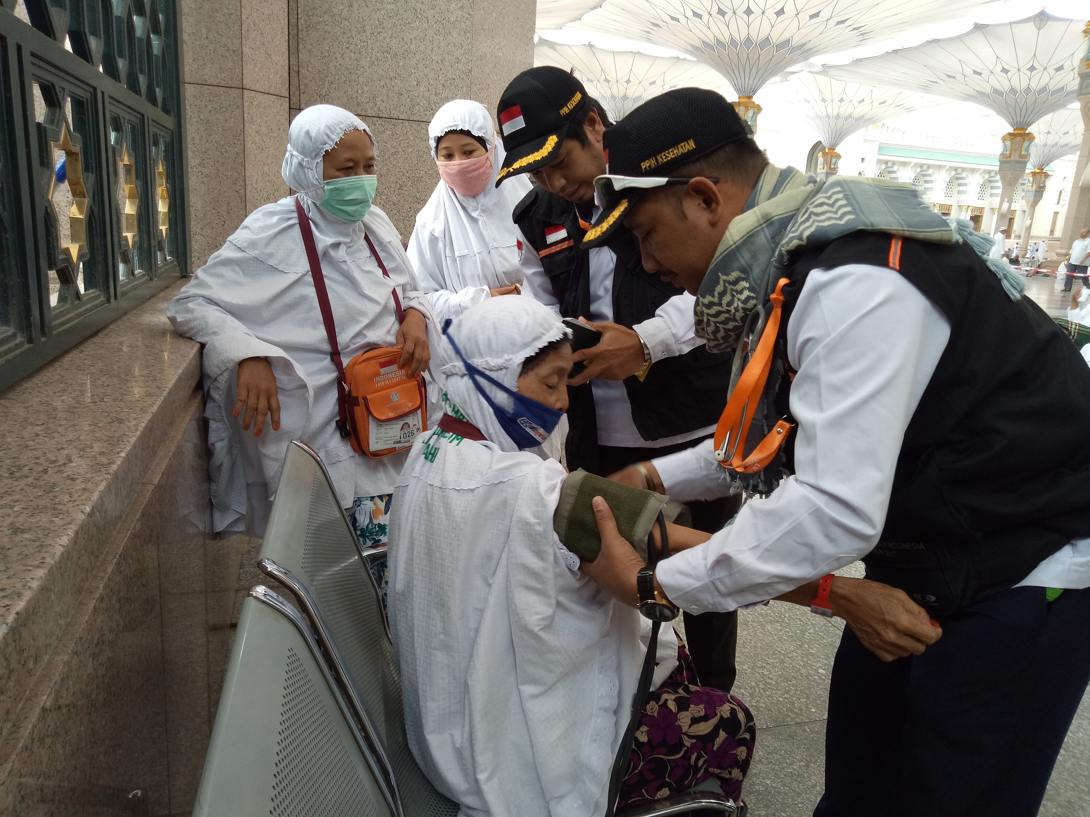 ilustrasi -- etugas Tim Gerak Cepat Sektor Khusus Masjid Nabawi, Mulyadi sedang memeriksa tensi seorang jemaah yang mengalami sakit.