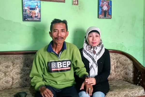 Turini, 42, (kanan).