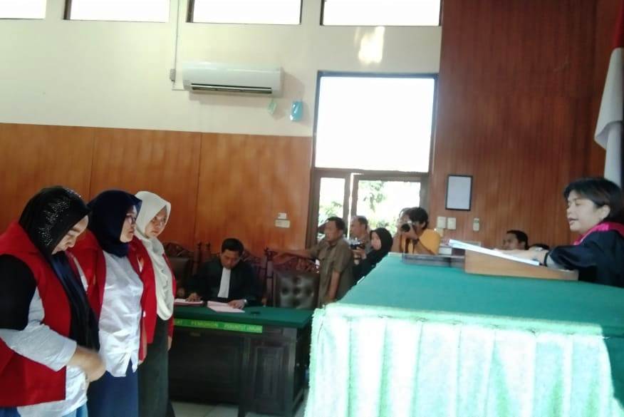 Tiga emak-emak yakni (dari kiri) Citra Widaningsih, Engqay Sugiyanti, dan Ika Peranika mendengarkan vonis yang dibacakan hakim.