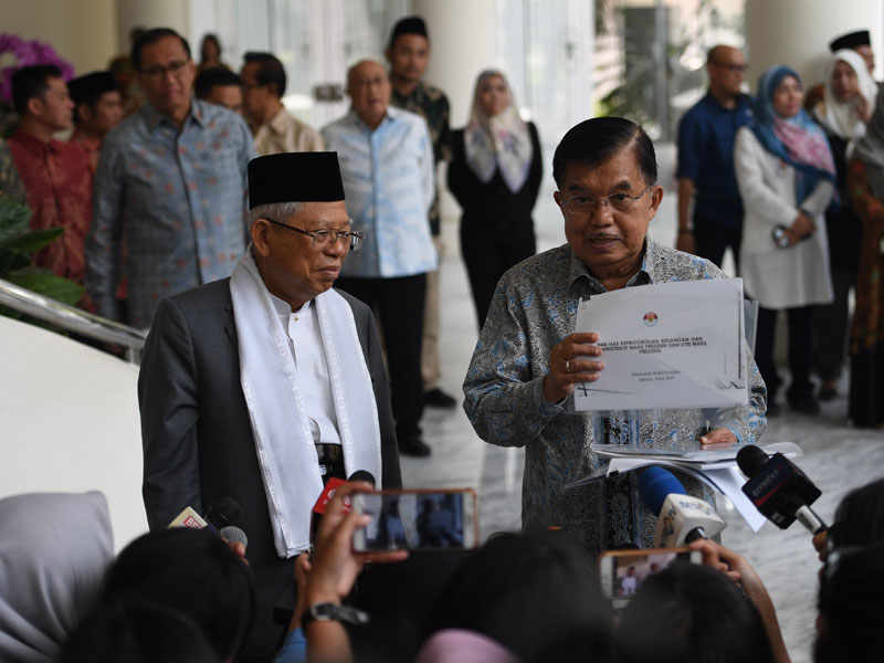 Wapres Jusuf Kalla menunjukkan dokumen yang akan diserahkan kepada wapres terpilih, KH Ma’ruf Amin, seusai pertemuan di Kantor Wapres.