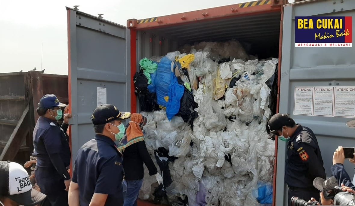 Kontainer yang berisi limbah bahan beracun dan berbahaya siap direekspor ke Prancis dan Hong Kong.