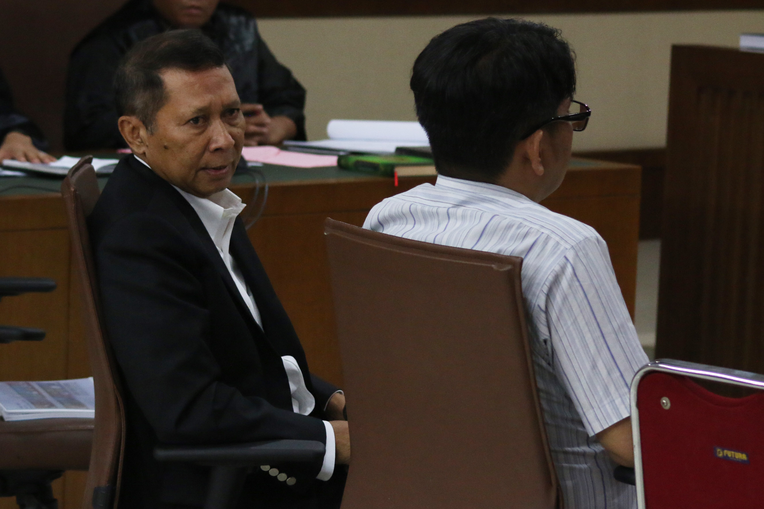 Mantan Direktur Utama PT Pelindo II, RJ Lino (kiri)