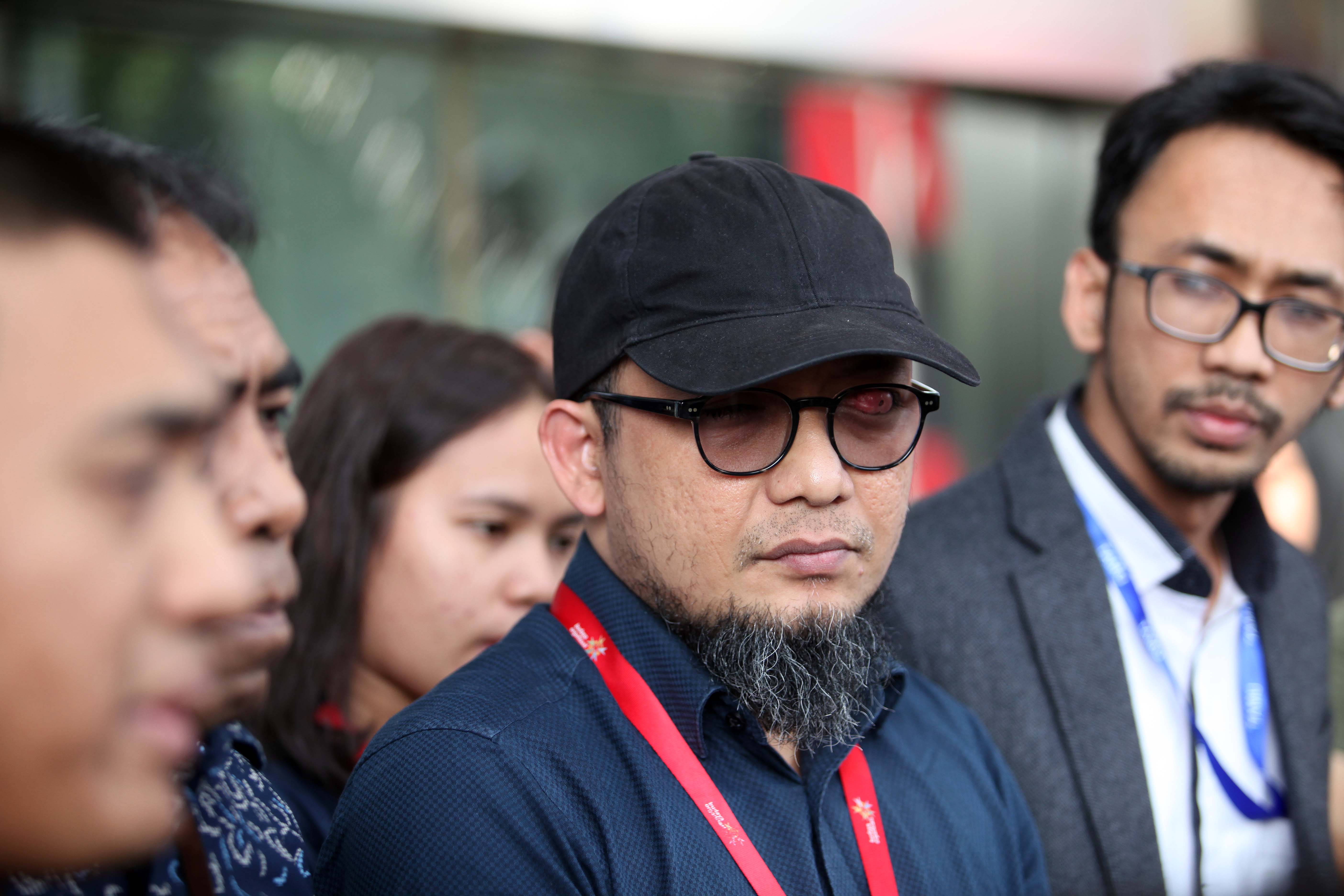 Penyidik senior KPK Novel Baswedan (tengah)