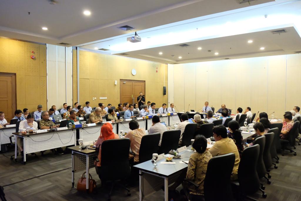 Rapat pleno dalam rangka menanggapi pemberitaan mengenai dugaan penyelundupan melalui PLB. 