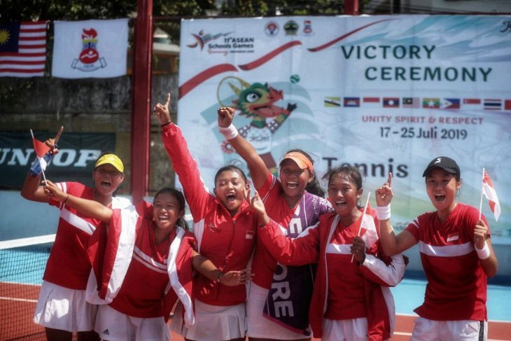 Tim tenis beregu putri Indonesia meluapkan kegembiraan meraih emas Asean Schools Games (ASG) 2019