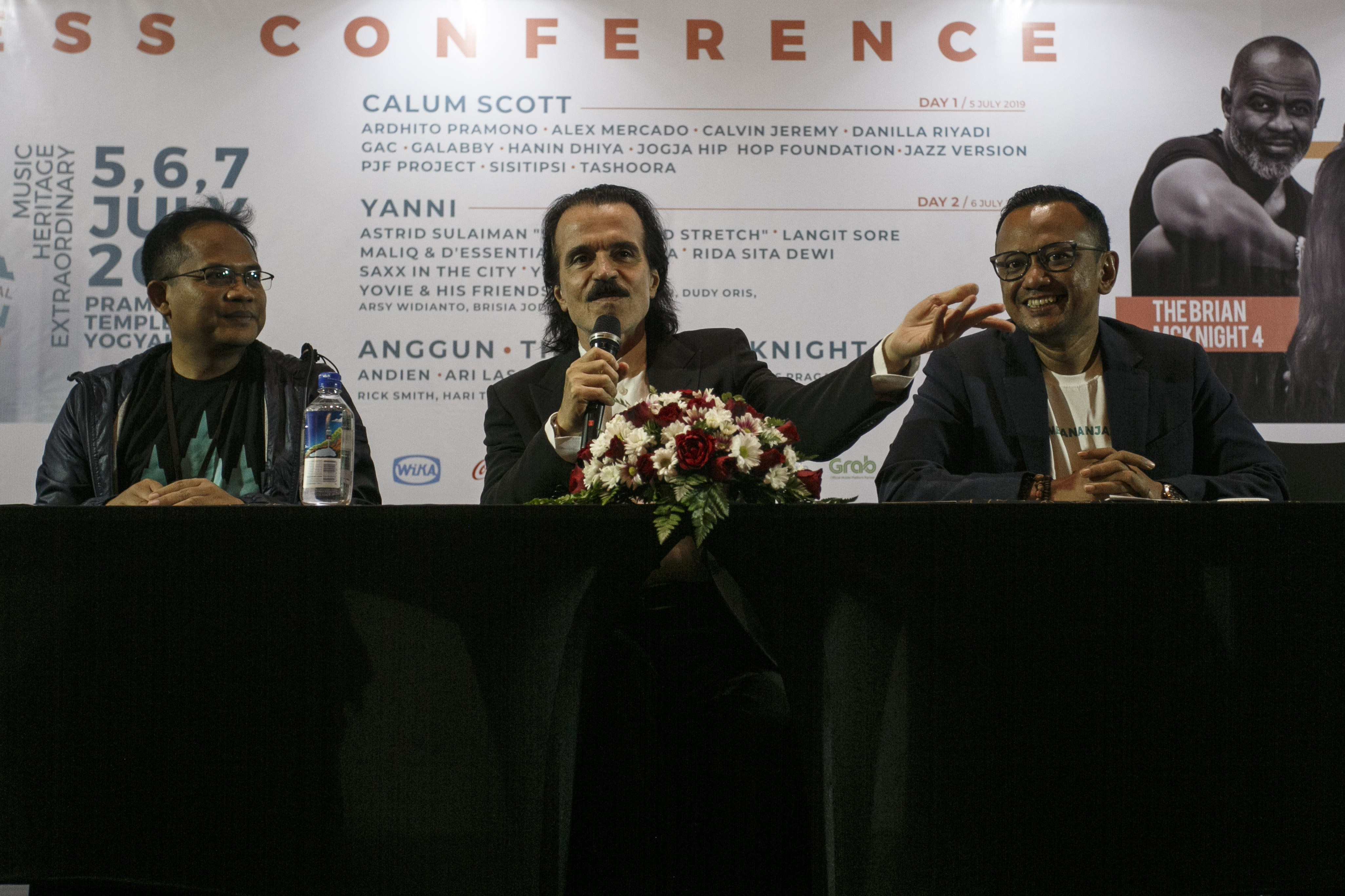 Komposer Yanni saat konferensi pers di Yogyakarta, Kamis (4/7).