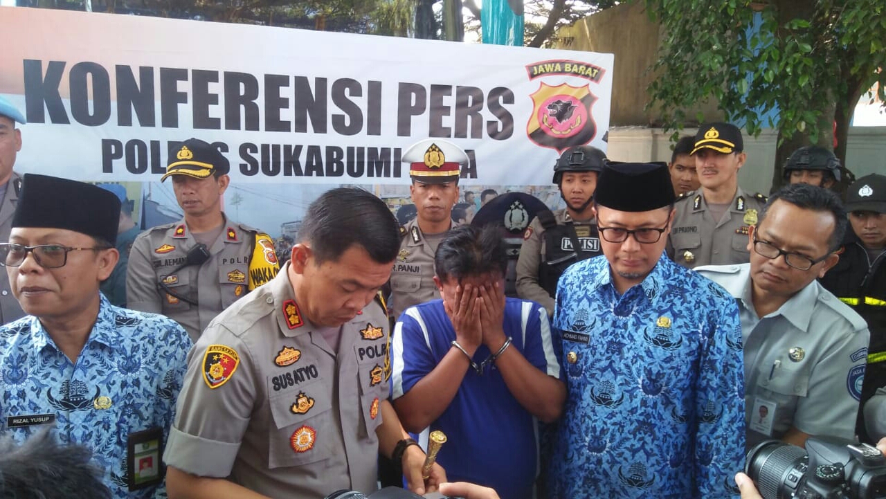 ER sopir bus Nuansa Ilham menutupi wajahnya saat diadakan gelar perkara di Polres Sukabumi Kota, Rabu (17/7). 