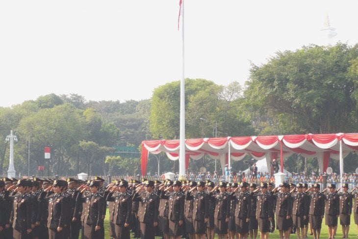 Sejumlah taruna Akmil dan Akpol lulusan 2019 dilantik menjadi perwira remaja oleh Presiden Jokowi di halaman Istana Merdeka Jakarta.