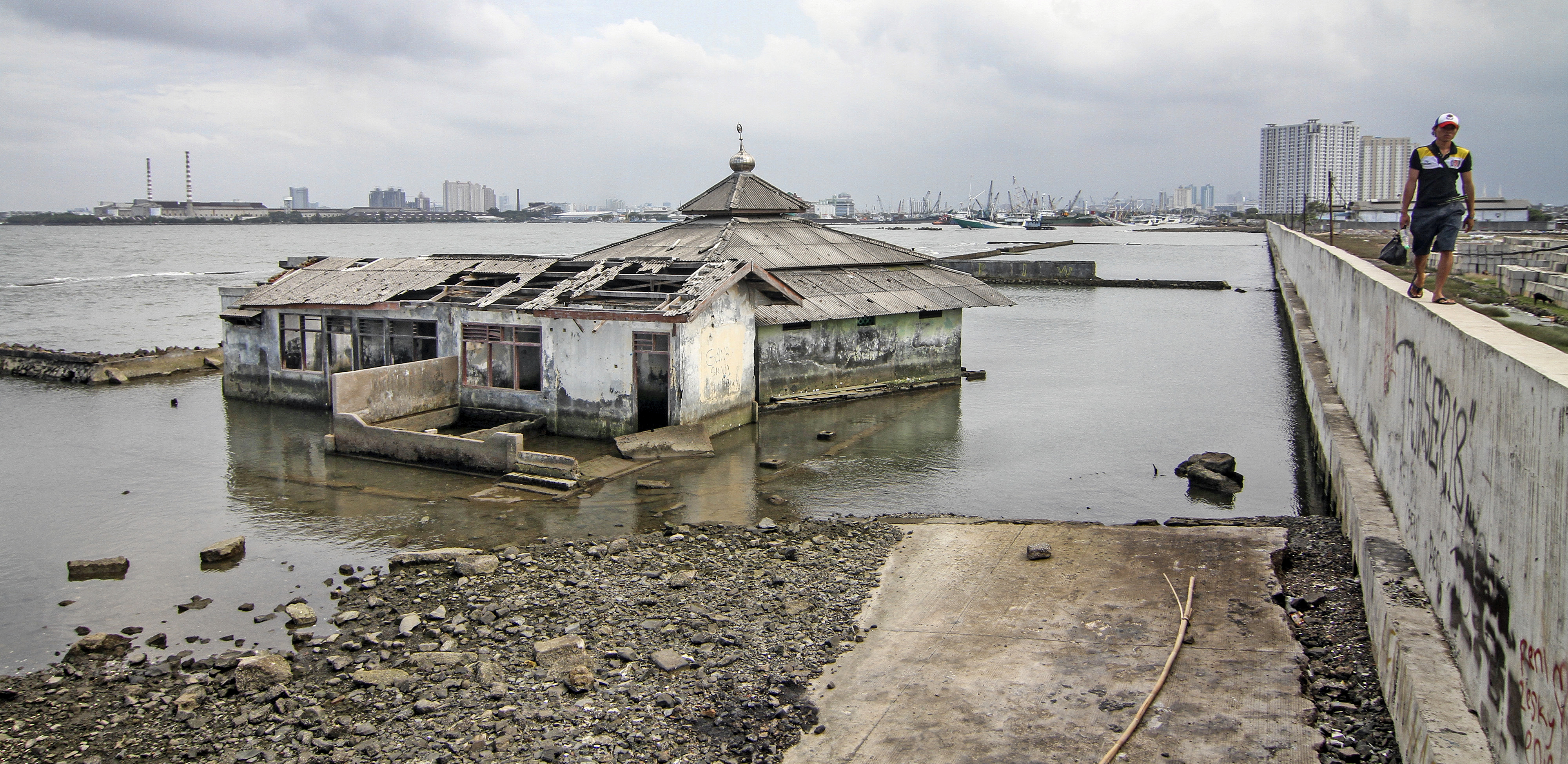 Penurunan permukaan tanah di Jakarta terjadi sekitar 3-18 cm dan paling dalam terjadi di Muara Baru.
