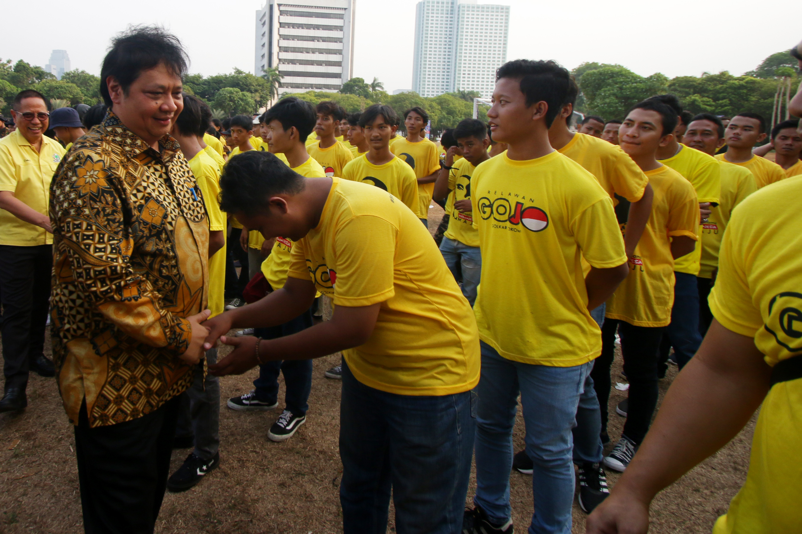  Ketua Umum Partai Golkar Airlangga Hartarto (kiri)