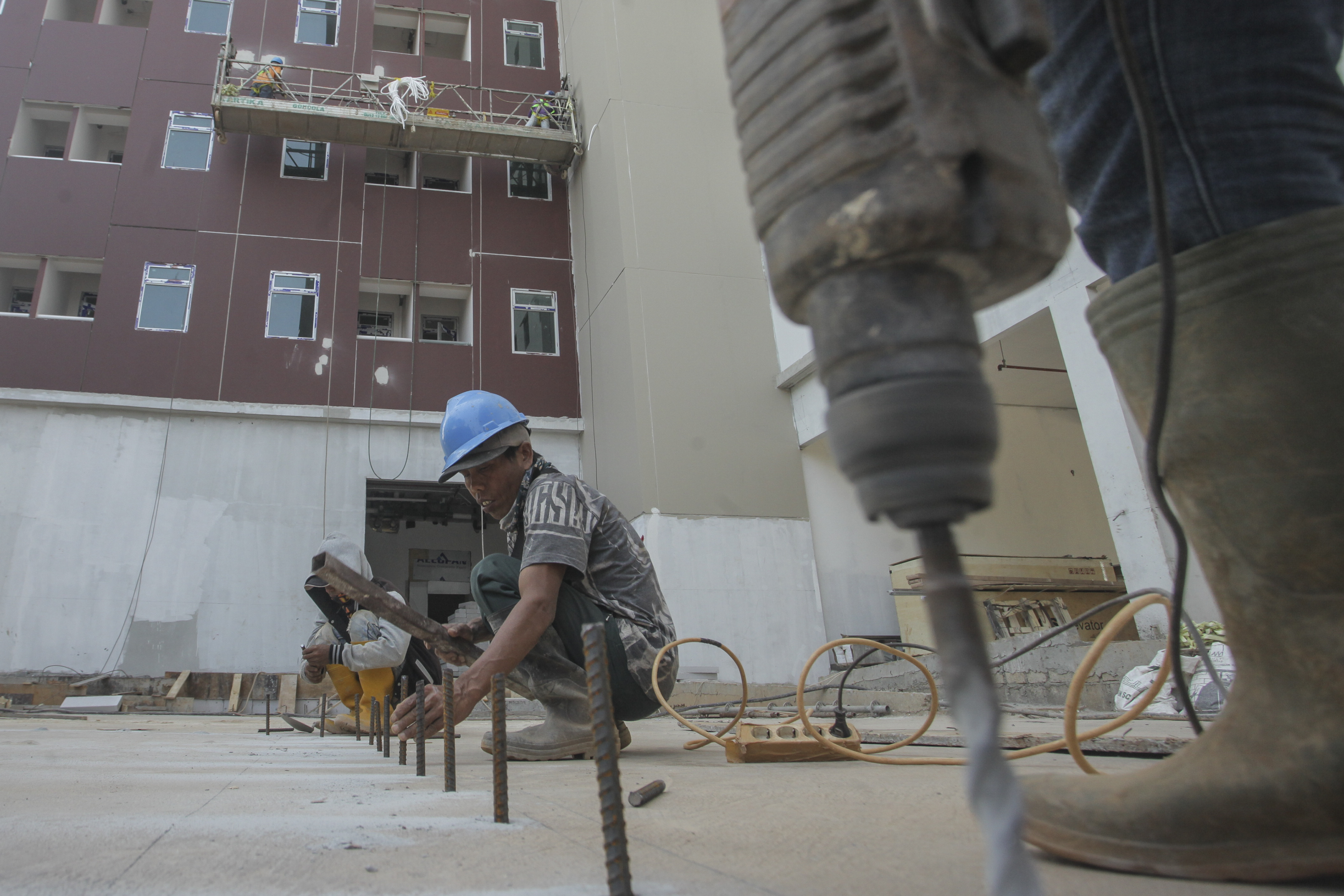 Pekerja menyelesaikan pembangunan rumah susun hunian DP 0 Rupiah di Klapa Village, Jakarta, Selasa (25/6/2019).