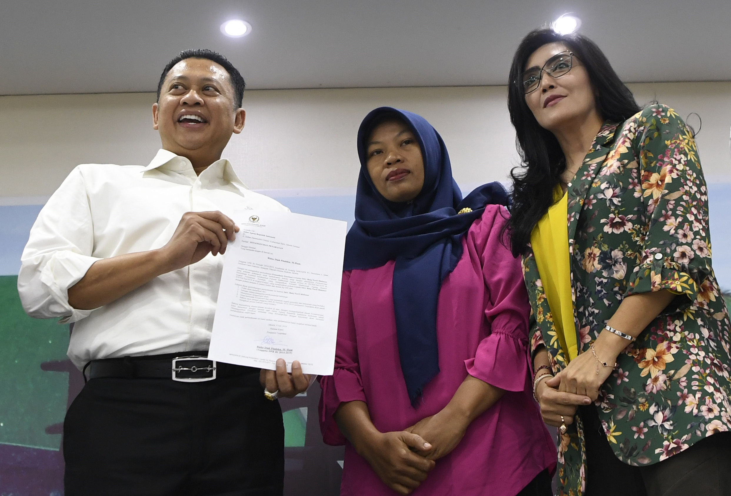 ketua DPR saat menerima Baiq Nuril yang didampingi politikus PDIP Rieke Diah Pitaloka