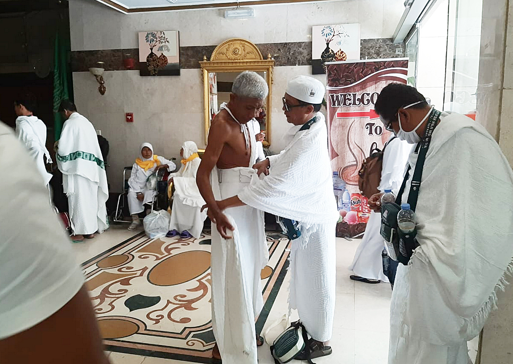 Jemaah haji Embarkasi Surabaya I bersiap-siap menuju Mekah dari tempat mereka menginap di Hotel Ishraq Al Bustani, Madinah, Arab Saudi.