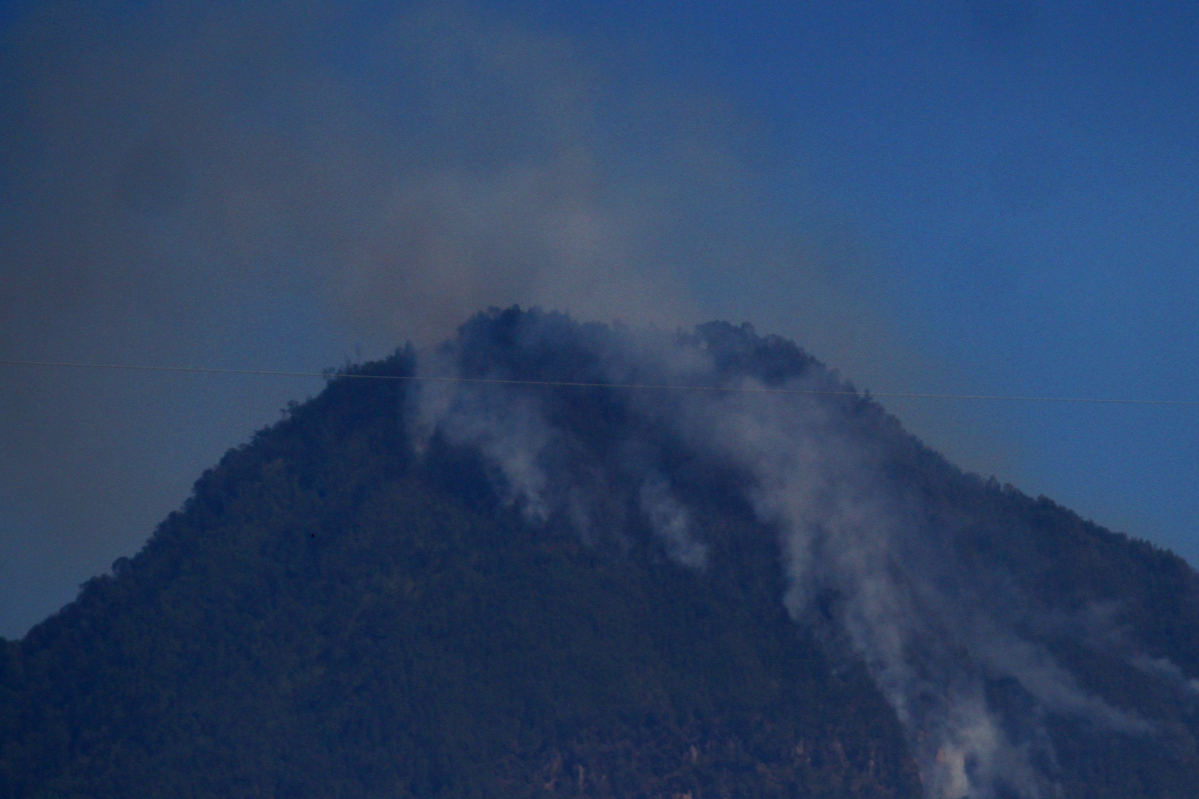  Asap mengepul dari puncak dan lereng Gunung Panderman, Batu, Jawa Timur