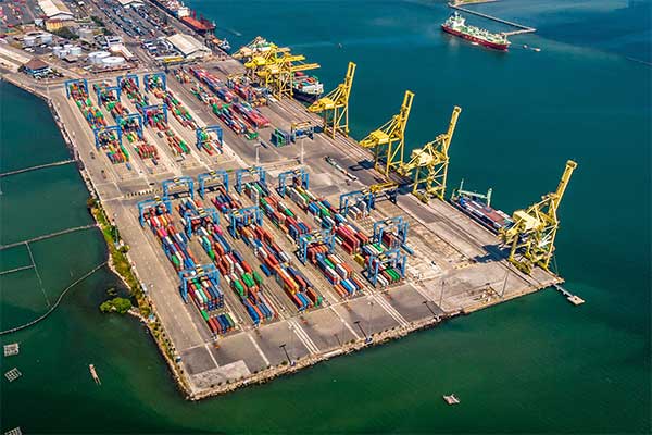 Foto udara aktivitas bongkar muat peti kemas di Terminal Peti Kemas (TPK) Pelabuhan Tanjung Emas, Semarang, Jawa Tengah, Jumat (21/6/2019).