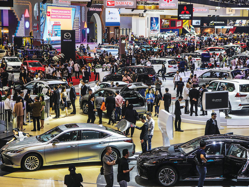 Pengunjung memadati area pameran pada pembukaan pameran otomotif ke-27 Gaikindo Indonesia International Auto Show (GIIAS) 2019 di ICE BSD,.