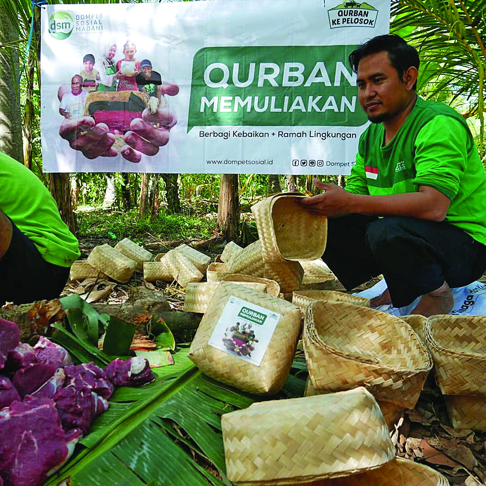 Besek daging kurban yang siap menggantikan kantung plastik. 