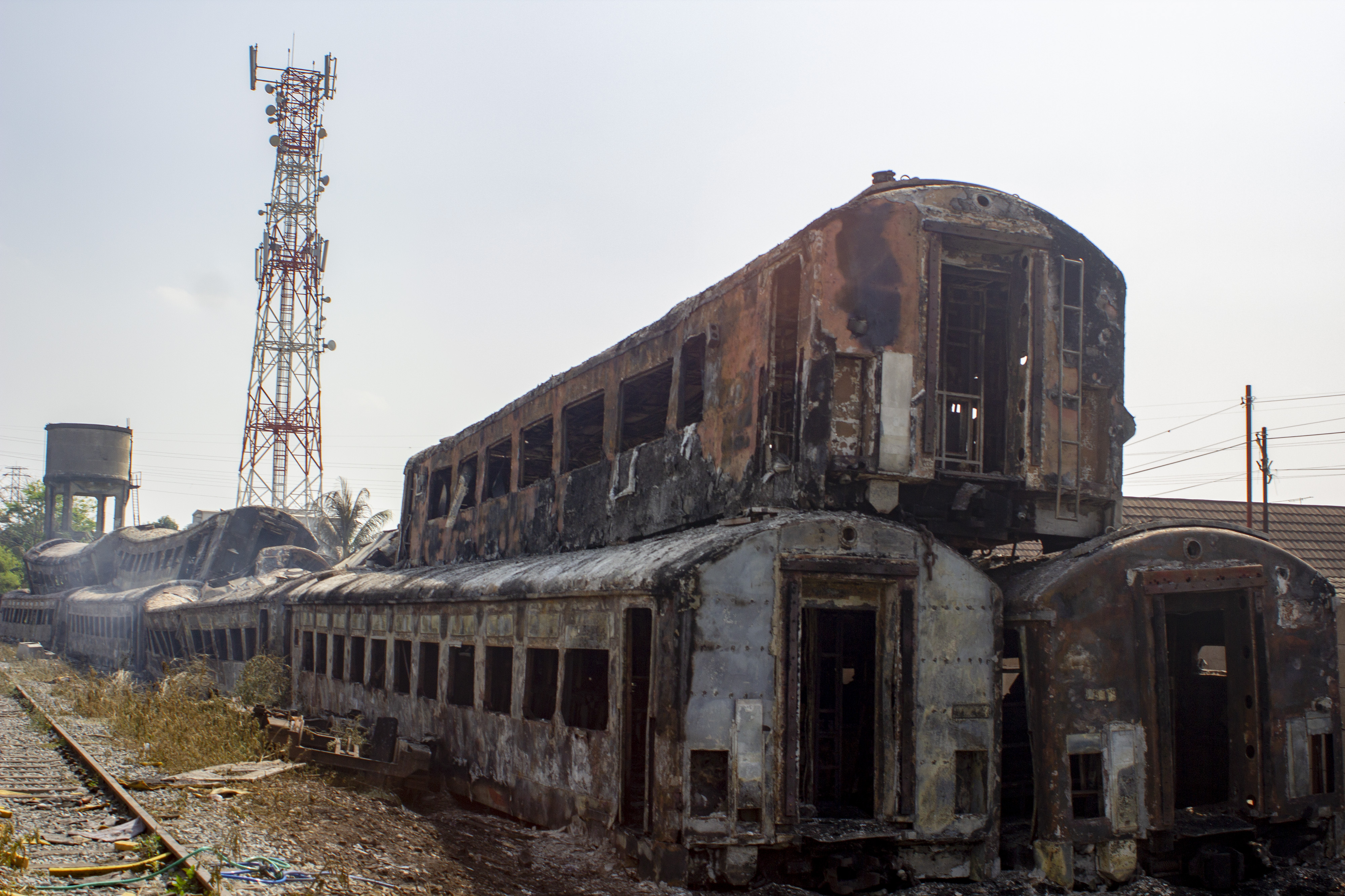 Sejumlah gerbong kereta bekas yang hangus terbakar di area penyimpanan di Stasiun Purwakarta, Purwakarta, Jawa Barat, Sabtu (6/7).