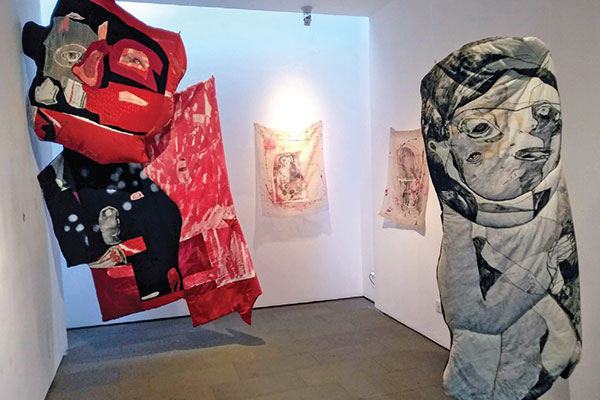 Naomi memulai roses kreatifnya dengan menggunakan anagram sebagai titik awal.