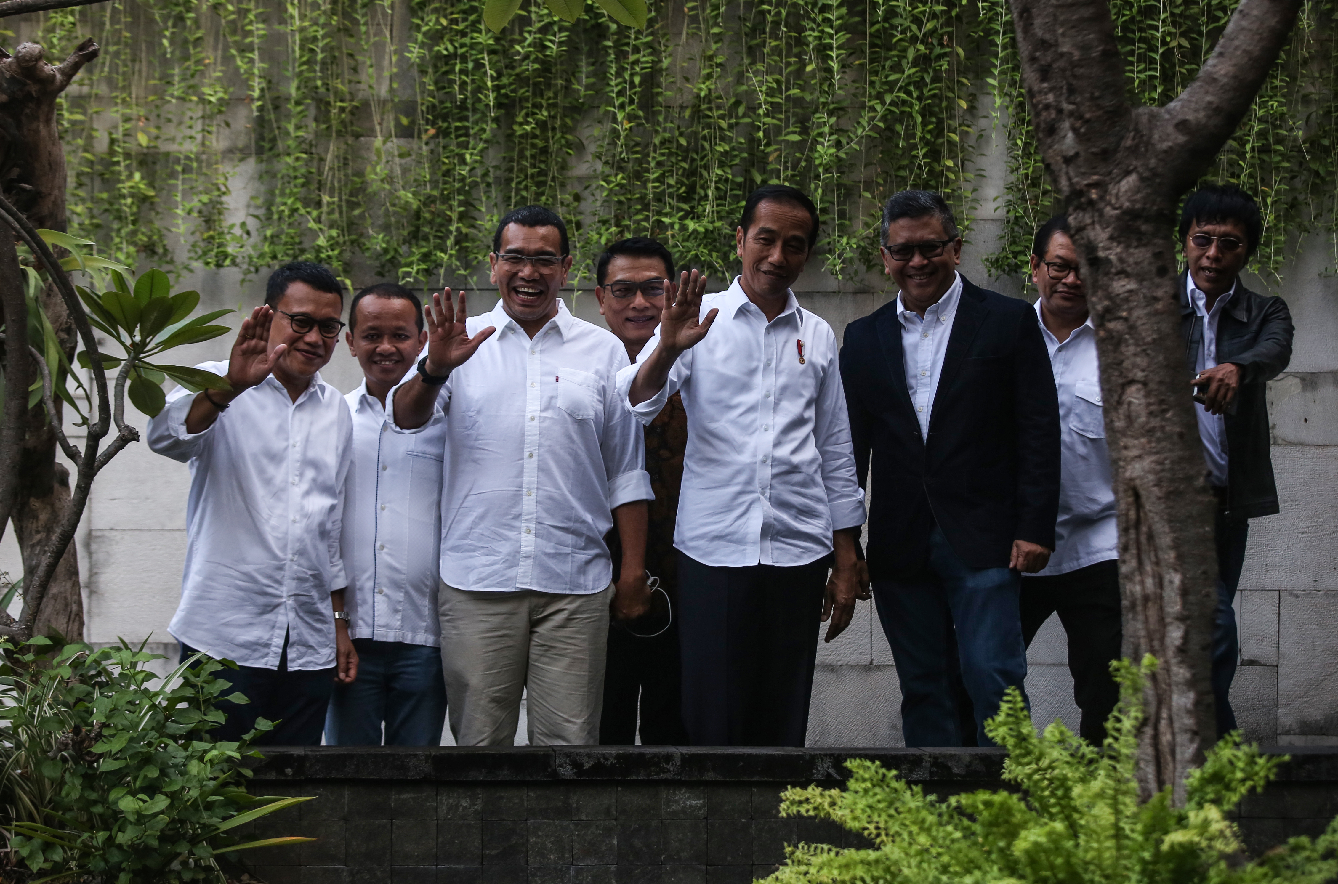 Jokowi didampingi tokoh politik terkait saat tiba untuk menghadiri ramah tamah Tim Kampanye Koalisi Indonesia Kerja di Jakarta, hari ini.