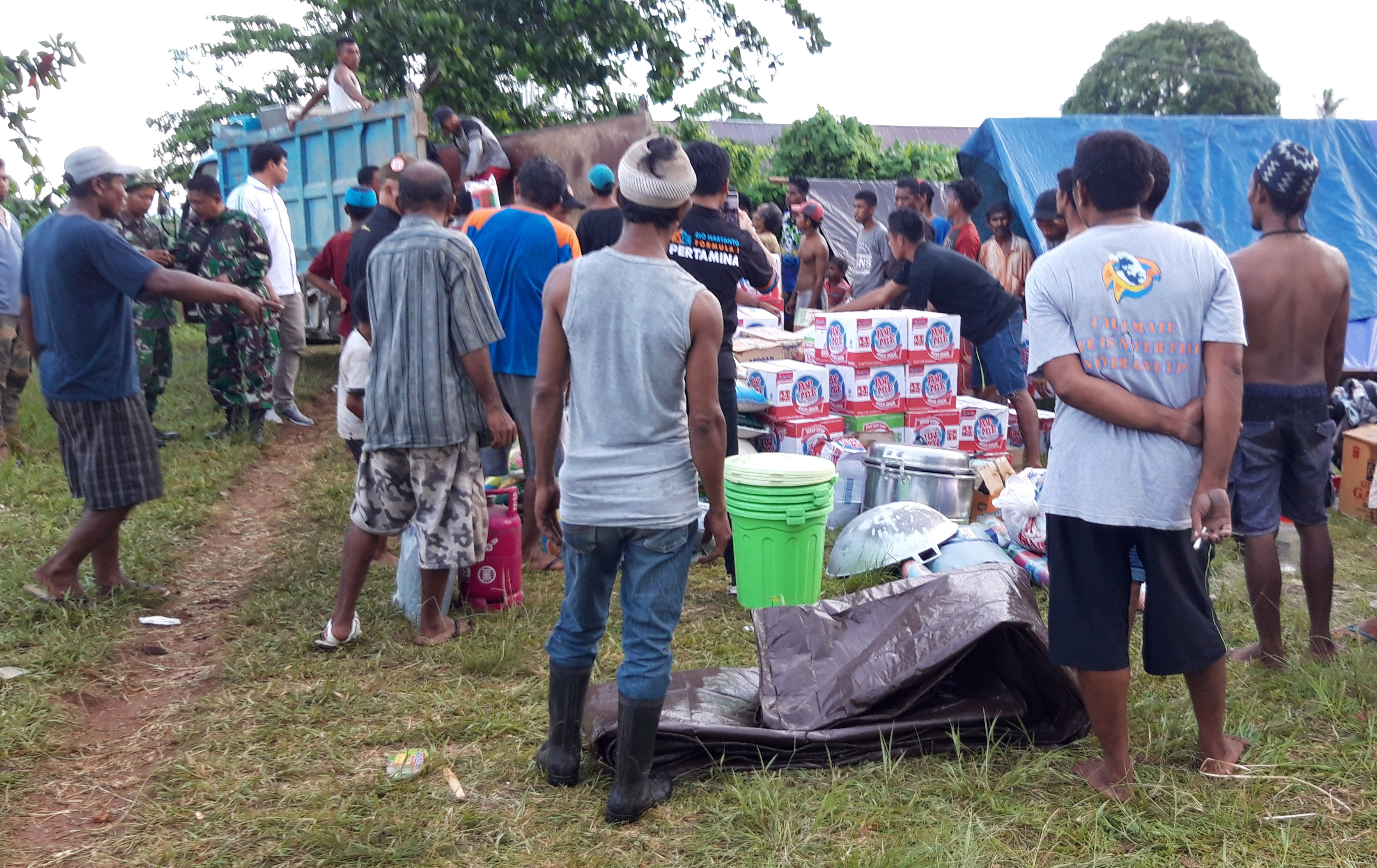 Petugas mendistribusikan bantuan kapada warga yang tinggal di tenda darurat Desa Yomen, Kepulauan Joronga, Halmahera Selatan.